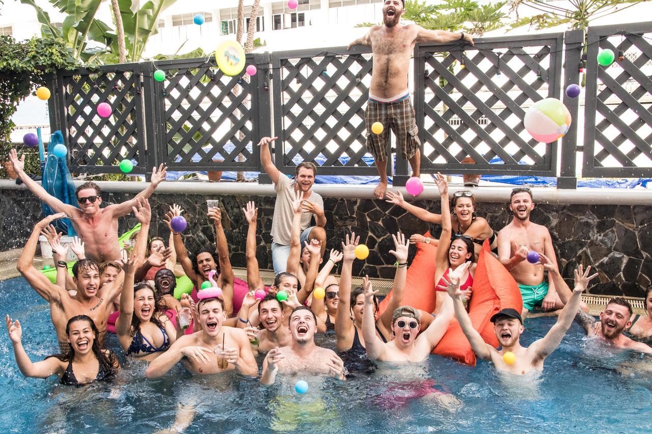 Mad Monkey Hostel Bangkok Bagian luar foto