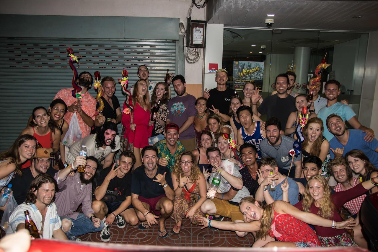 Mad Monkey Hostel Bangkok Bagian luar foto