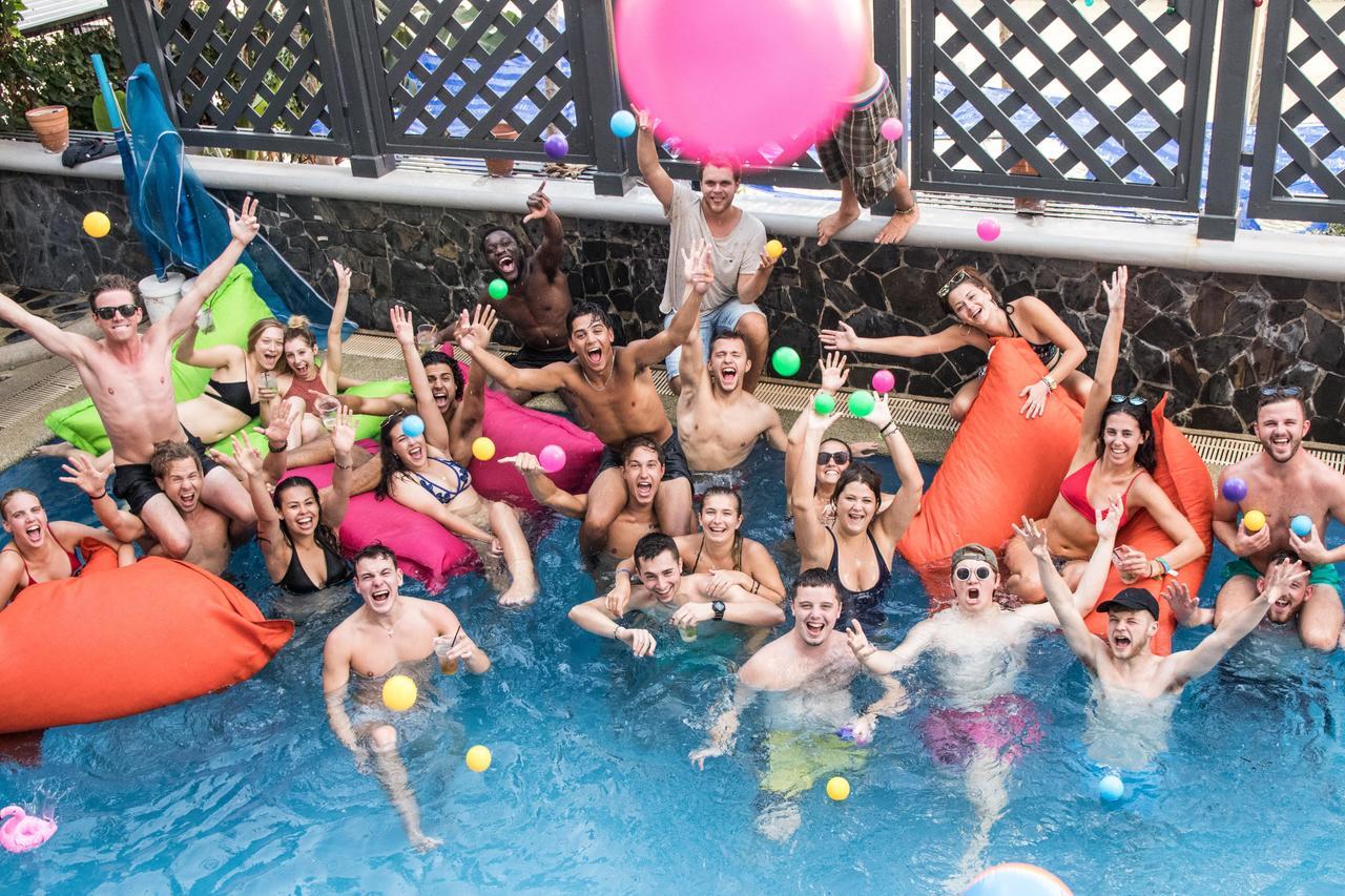 Mad Monkey Hostel Bangkok Bagian luar foto