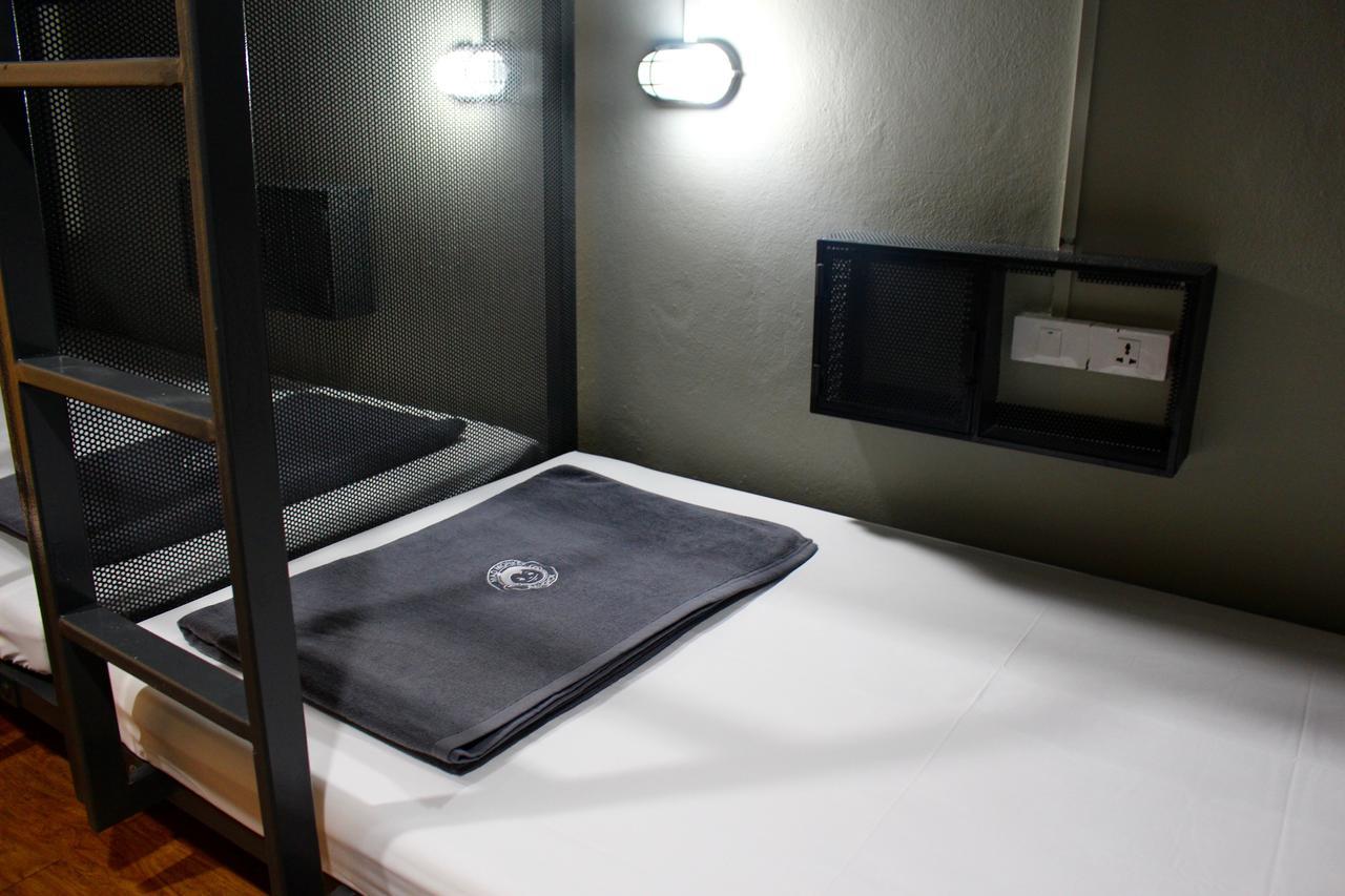 Mad Monkey Hostel Bangkok Bagian luar foto