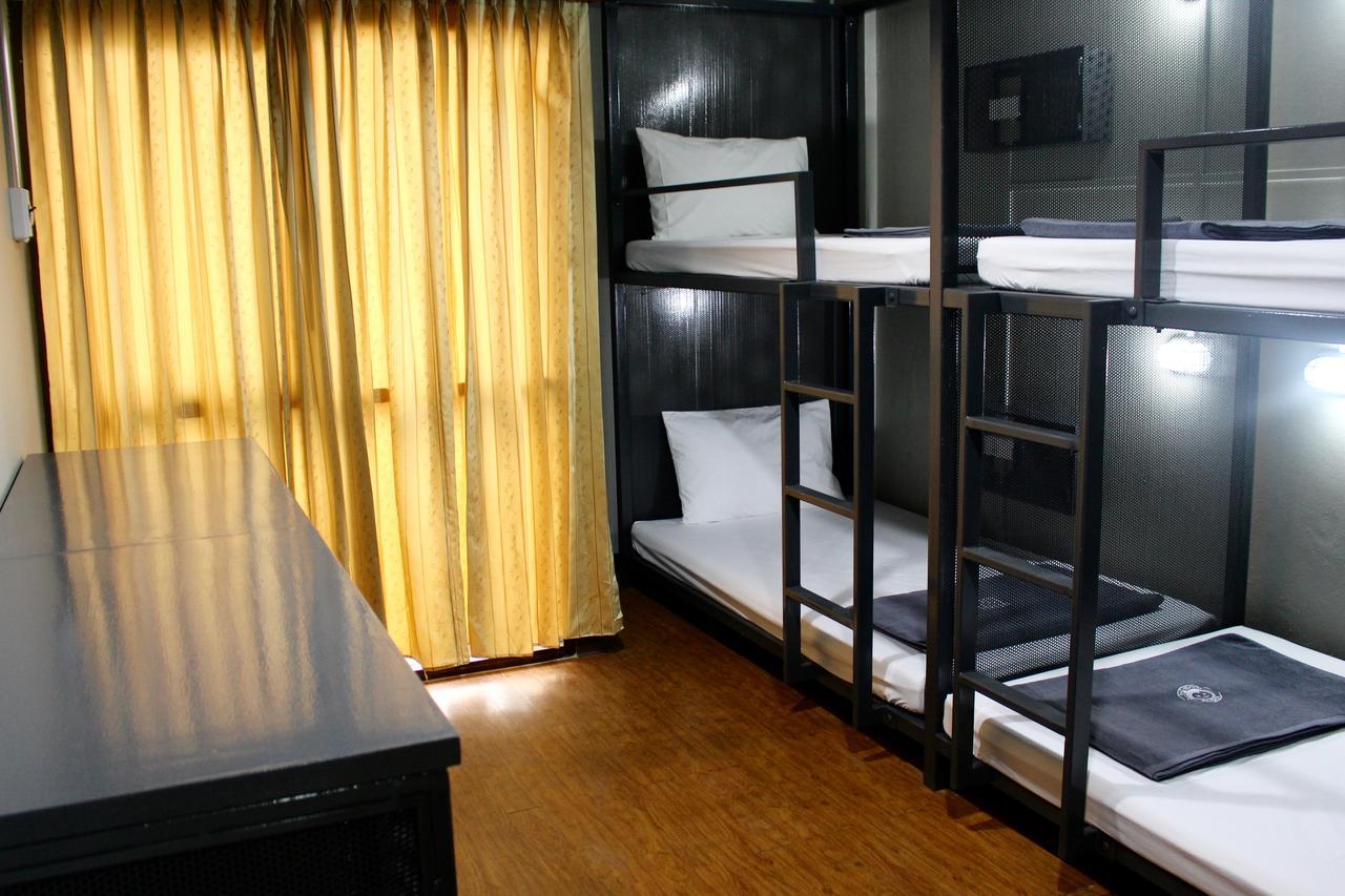 Mad Monkey Hostel Bangkok Bagian luar foto