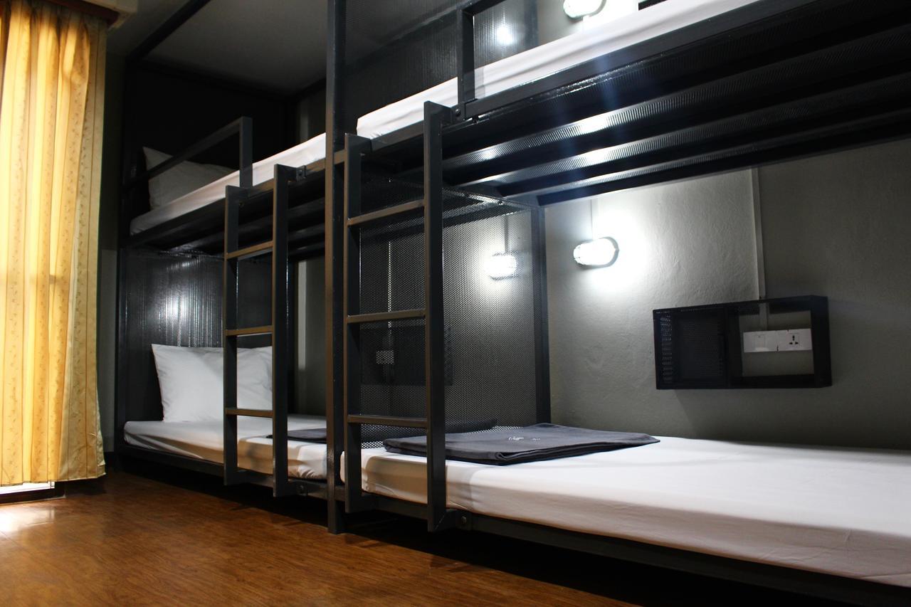 Mad Monkey Hostel Bangkok Bagian luar foto