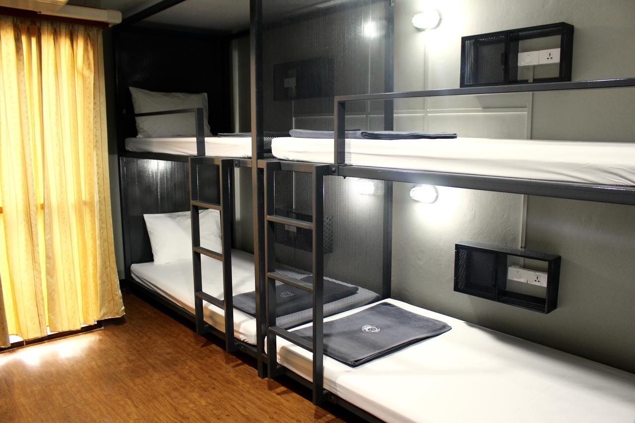Mad Monkey Hostel Bangkok Bagian luar foto