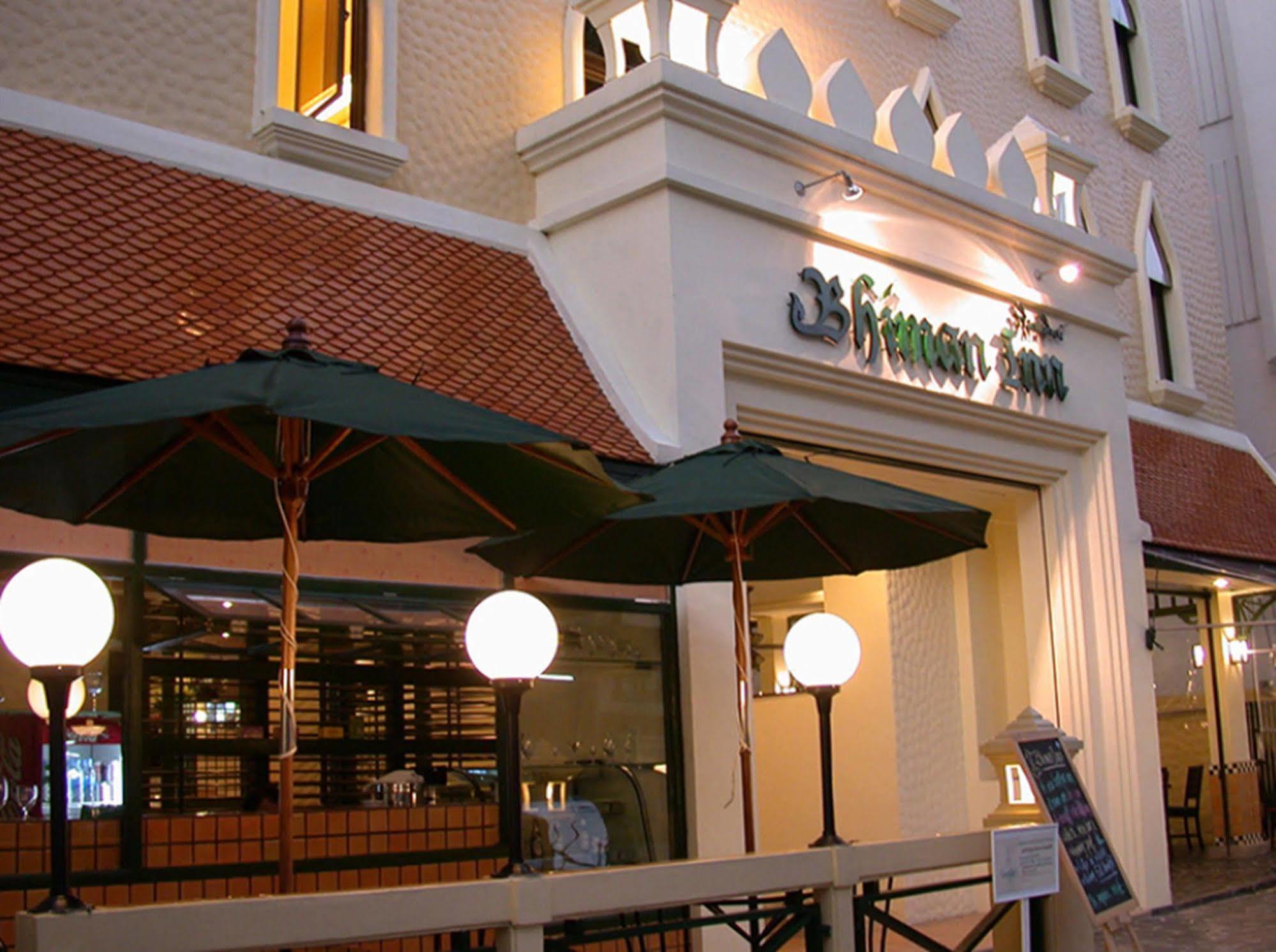 Mad Monkey Hostel Bangkok Bagian luar foto