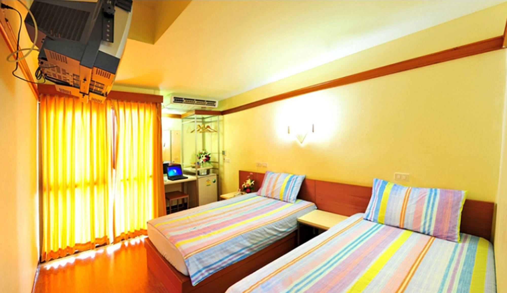Mad Monkey Hostel Bangkok Bagian luar foto