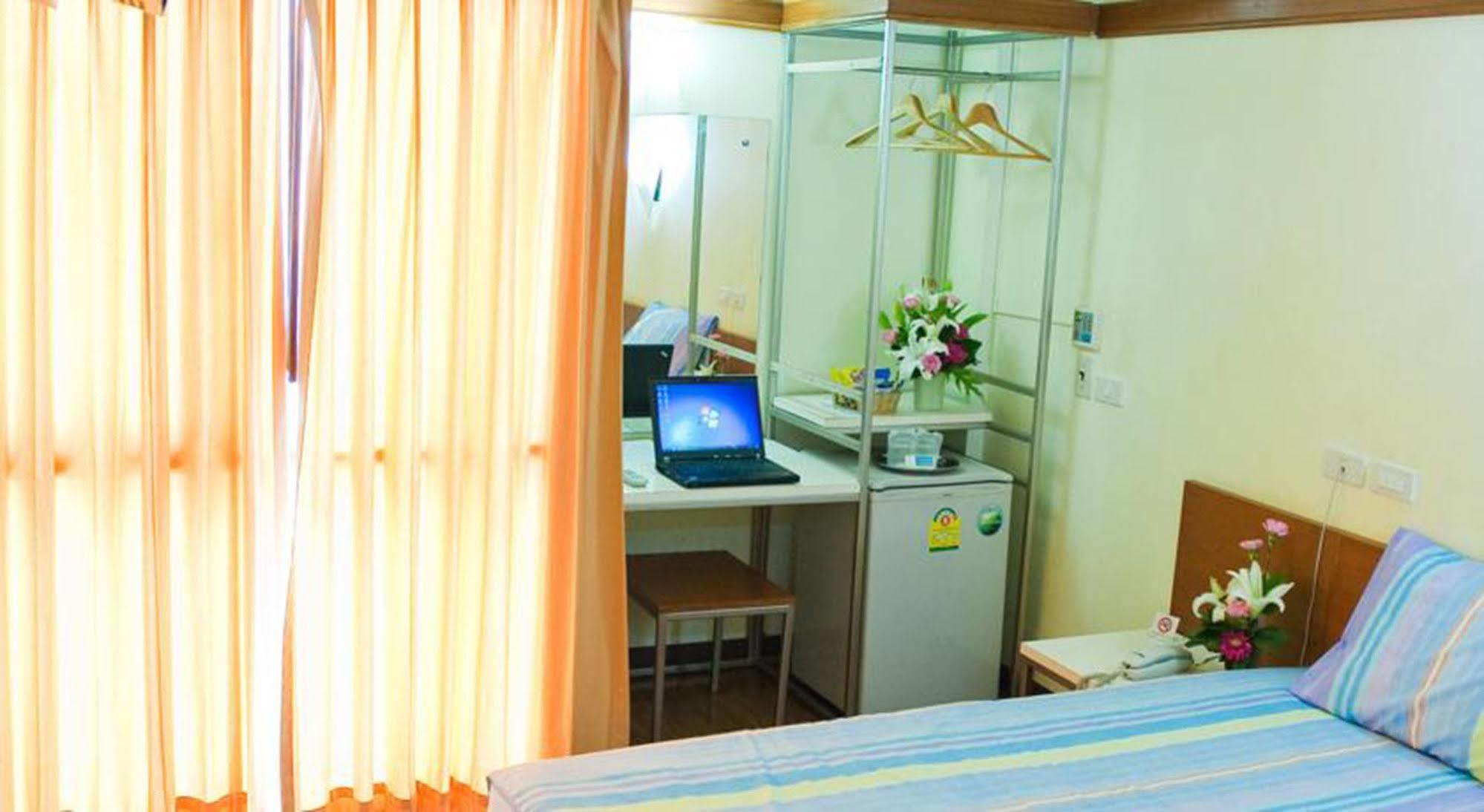 Mad Monkey Hostel Bangkok Bagian luar foto