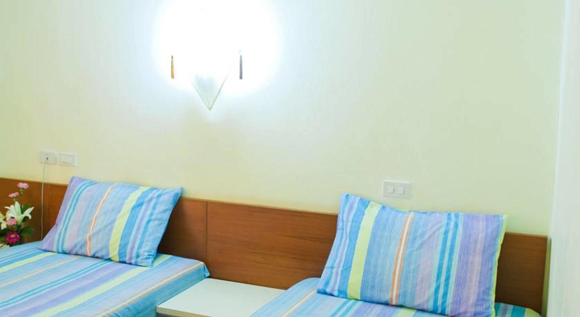 Mad Monkey Hostel Bangkok Bagian luar foto