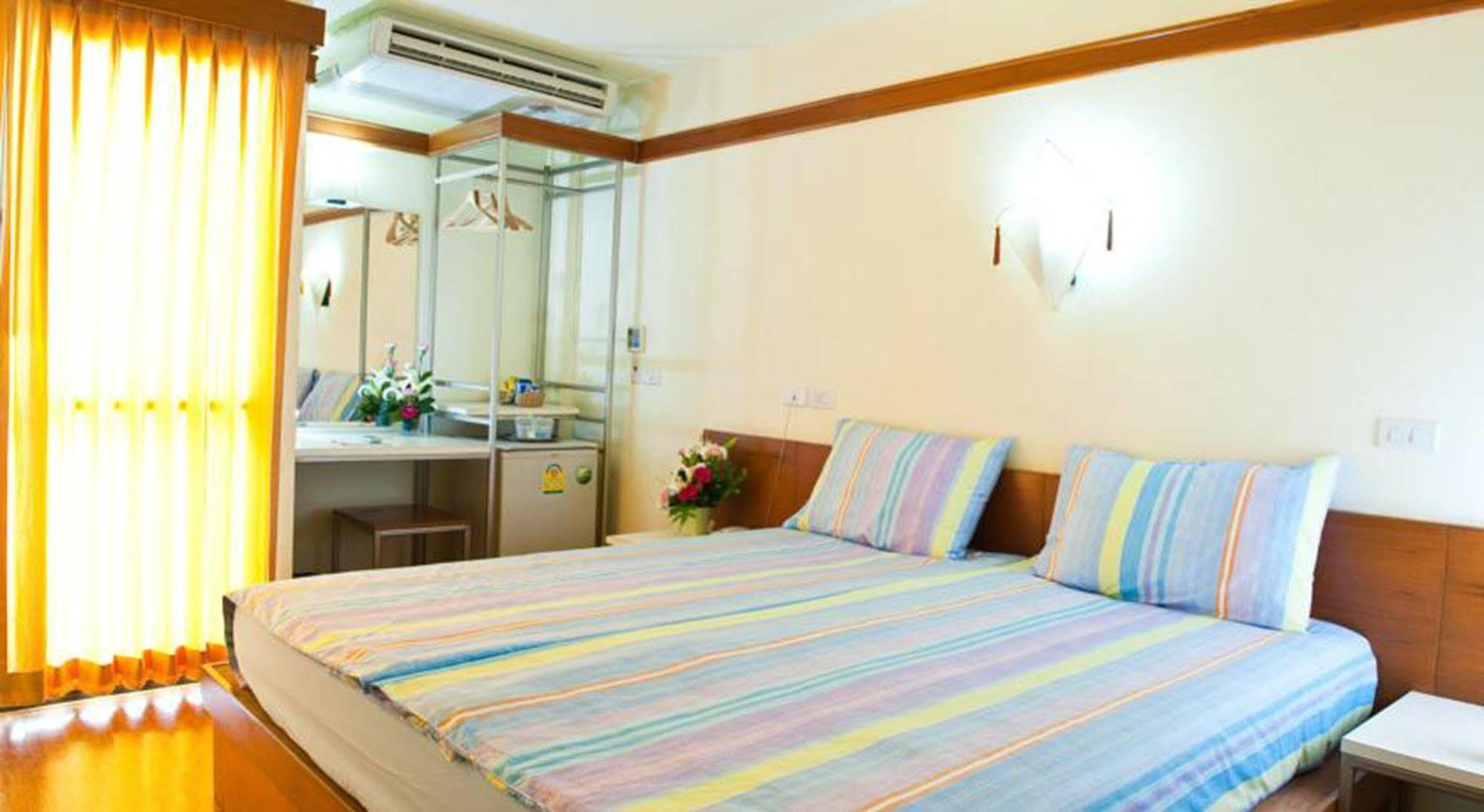 Mad Monkey Hostel Bangkok Bagian luar foto