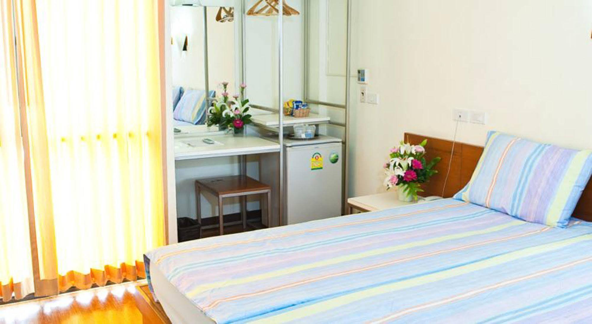 Mad Monkey Hostel Bangkok Bagian luar foto