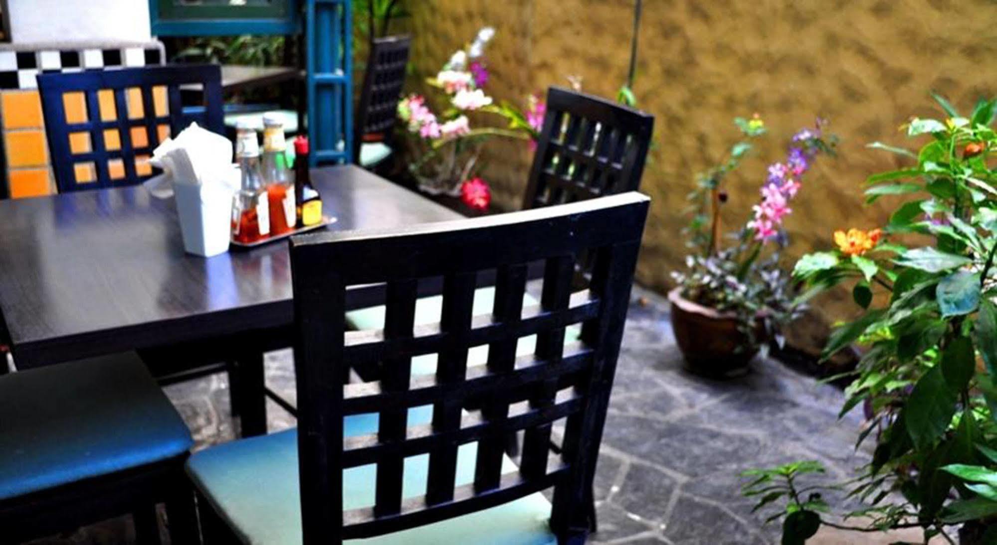 Mad Monkey Hostel Bangkok Bagian luar foto