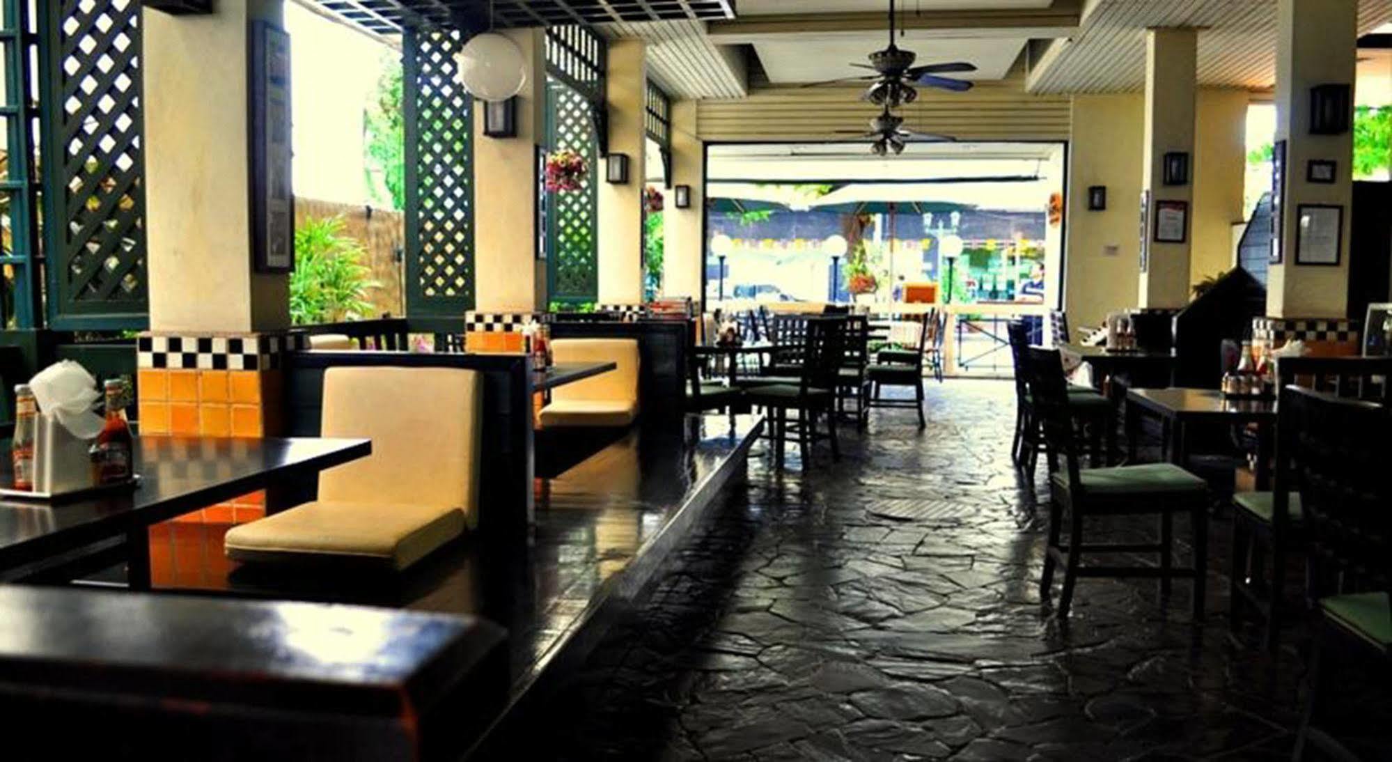Mad Monkey Hostel Bangkok Bagian luar foto