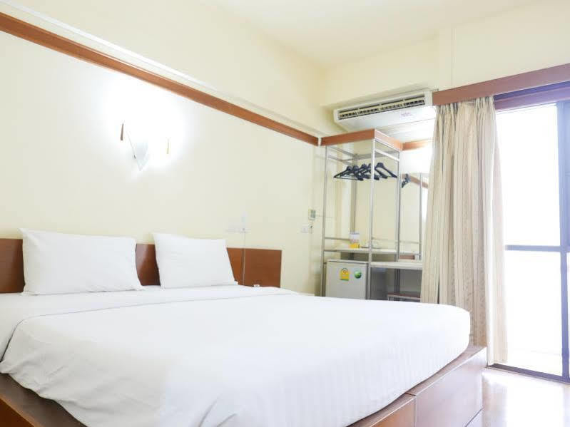 Mad Monkey Hostel Bangkok Bagian luar foto