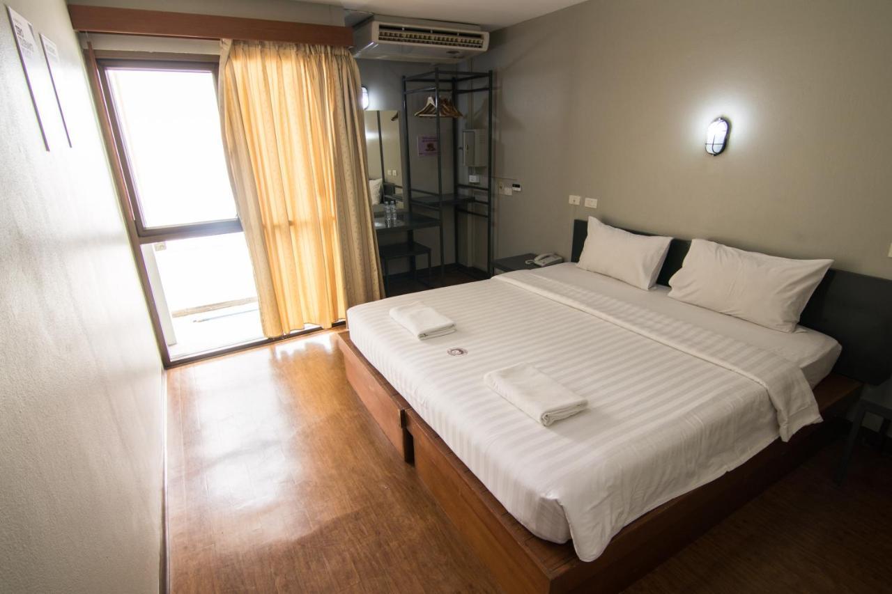 Mad Monkey Hostel Bangkok Bagian luar foto